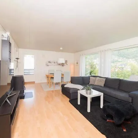 Ovre Stedjeveg 32 Hotell Sogndal